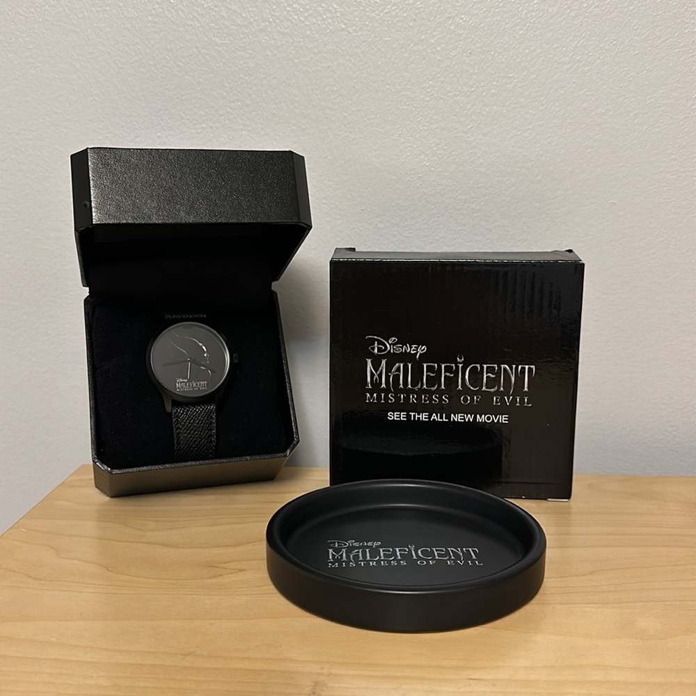 NIB 2019 Disney Maleficent Mistress of Evil Watch & Accessories Plate